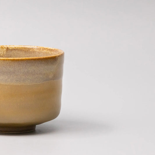 Caramel koffiekop – handgemaakt keramiek, honingbruin glazuur – detailfoto