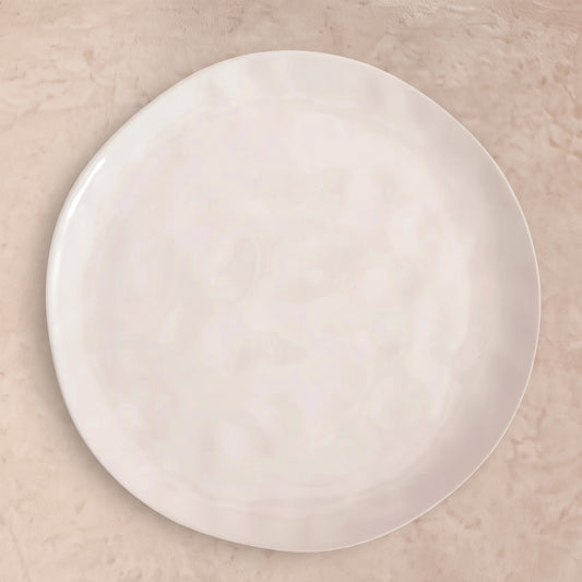 Cosmos dinerbord op een beige stenen tafel, van bovenaf
