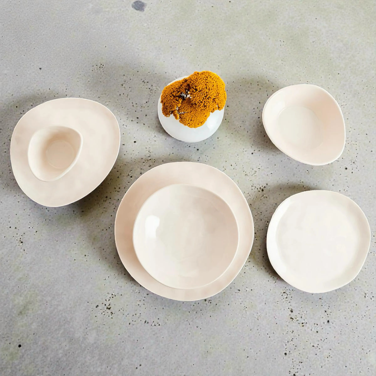 Cosmos kom – handgevormd stoneware, organisch beige, ø17 cm – sfeerbeeld 2