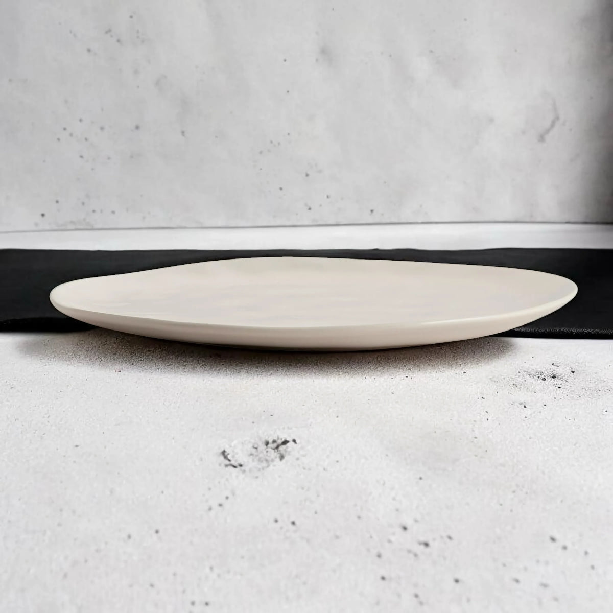 Cosmos dinerbord – handgevormd stoneware, organisch beige, ø26 cm – sfeerbeeld