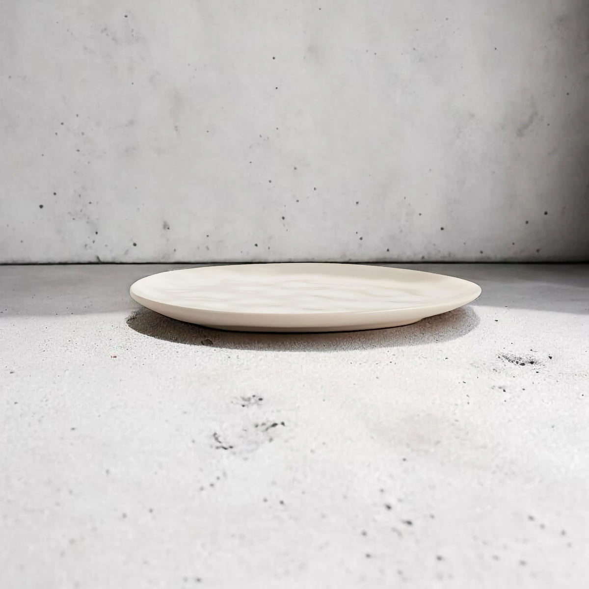 Cosmos ontbijtbord – handgevormd stoneware, organisch beige, 23×20 cm – sfeerbeeld