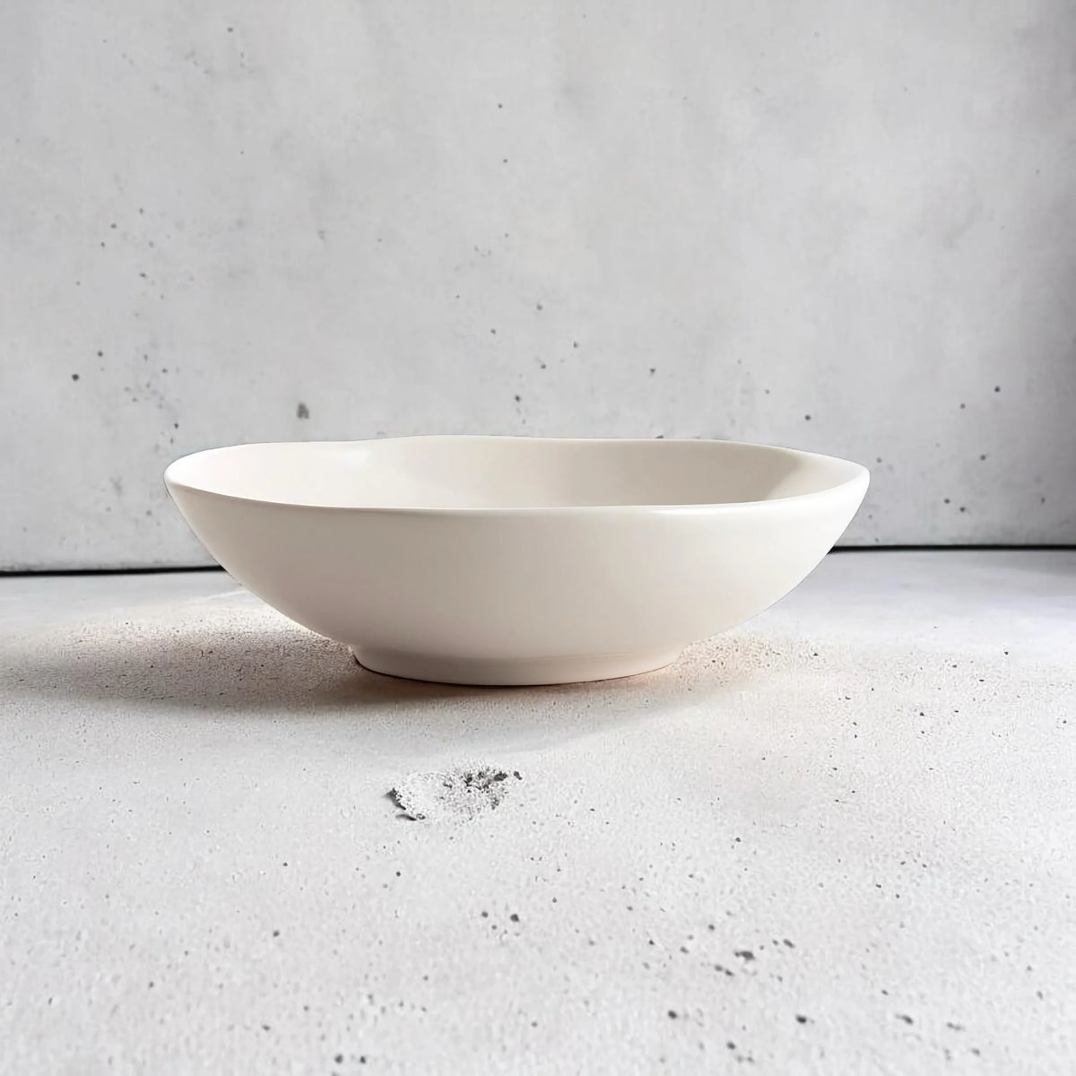 Cosmos diep bord – handgevormd stoneware, organisch beige, ø20,5 cm – sfeerbeeld