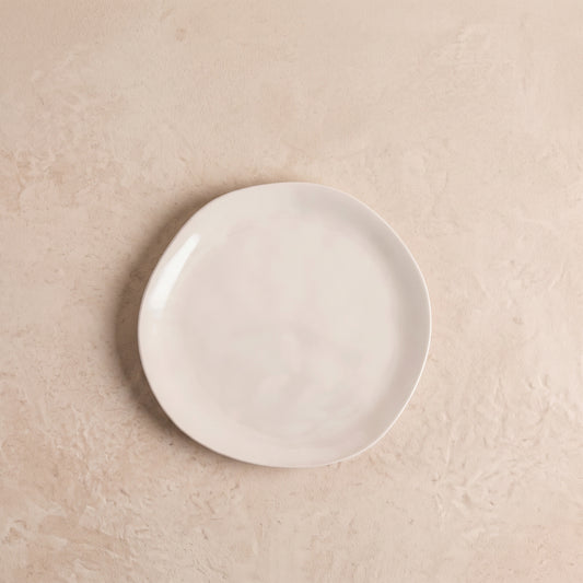 Cosmos dessertbord op een beige stenen tafel, van bovenaf