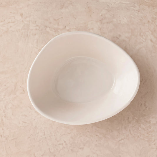 Cosmos kom op een beige stenen tafel, van bovenaf