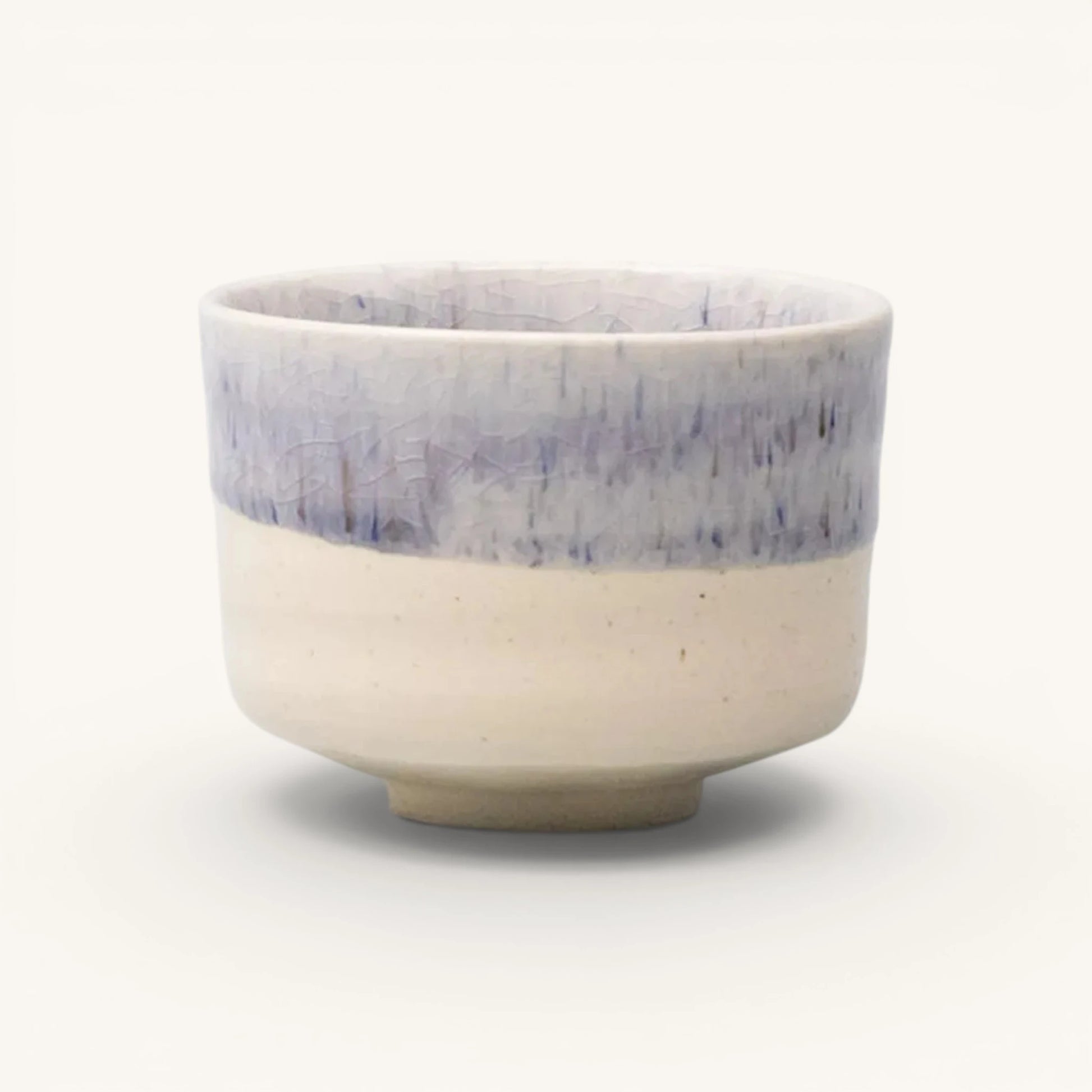 Winter Drift koffiekop – Japanse chawan-vorm, ivoor met lavendelblauwe band