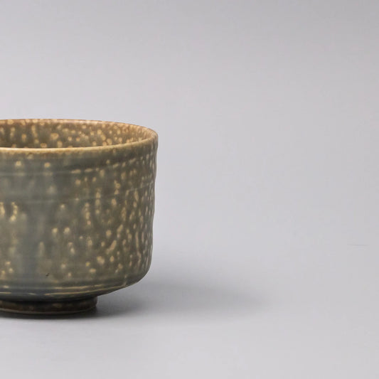 Cypress koffiekop – handgemaakt keramiek, aards bruin glazuur – detailfoto