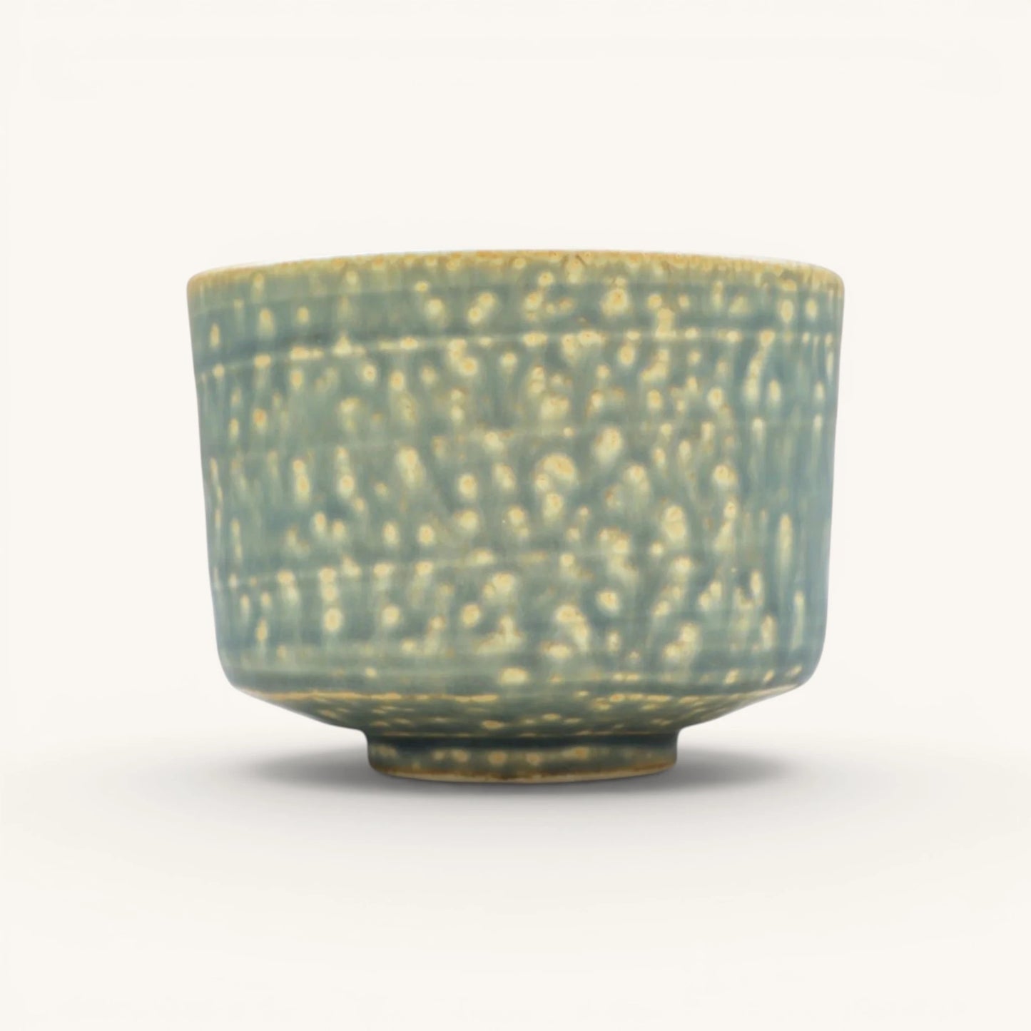 Cypress koffiekop – Japanse chawan-vorm, mosgroen glazuur met crème spikkels
