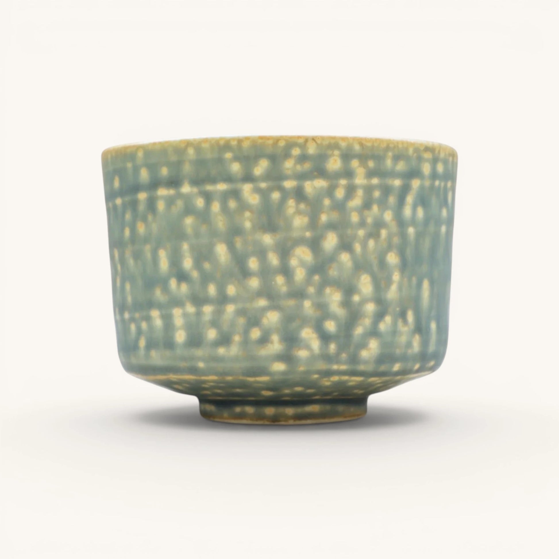 Cypress koffiekop – Japanse chawan-vorm, mosgroen glazuur met crème spikkels