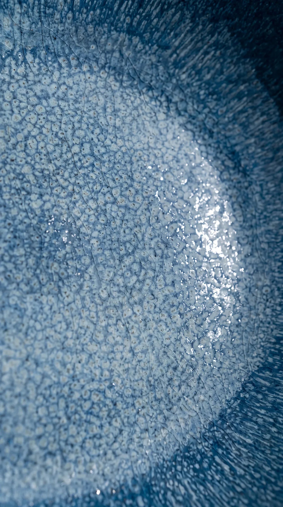 Detail blauw reactief glazuur Aura bord met craquelé-tekening