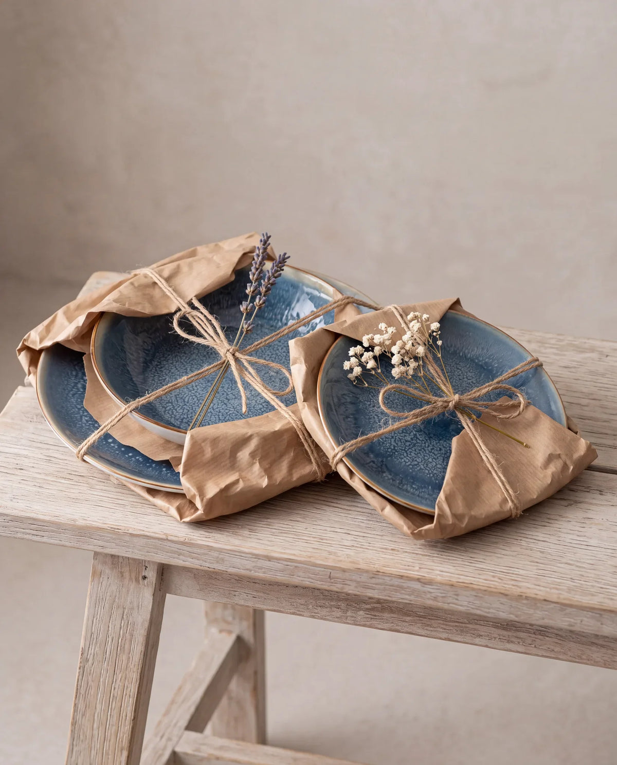 Twee Aura borden ingepakt in kraftpapier en jute touw met droogbloem
