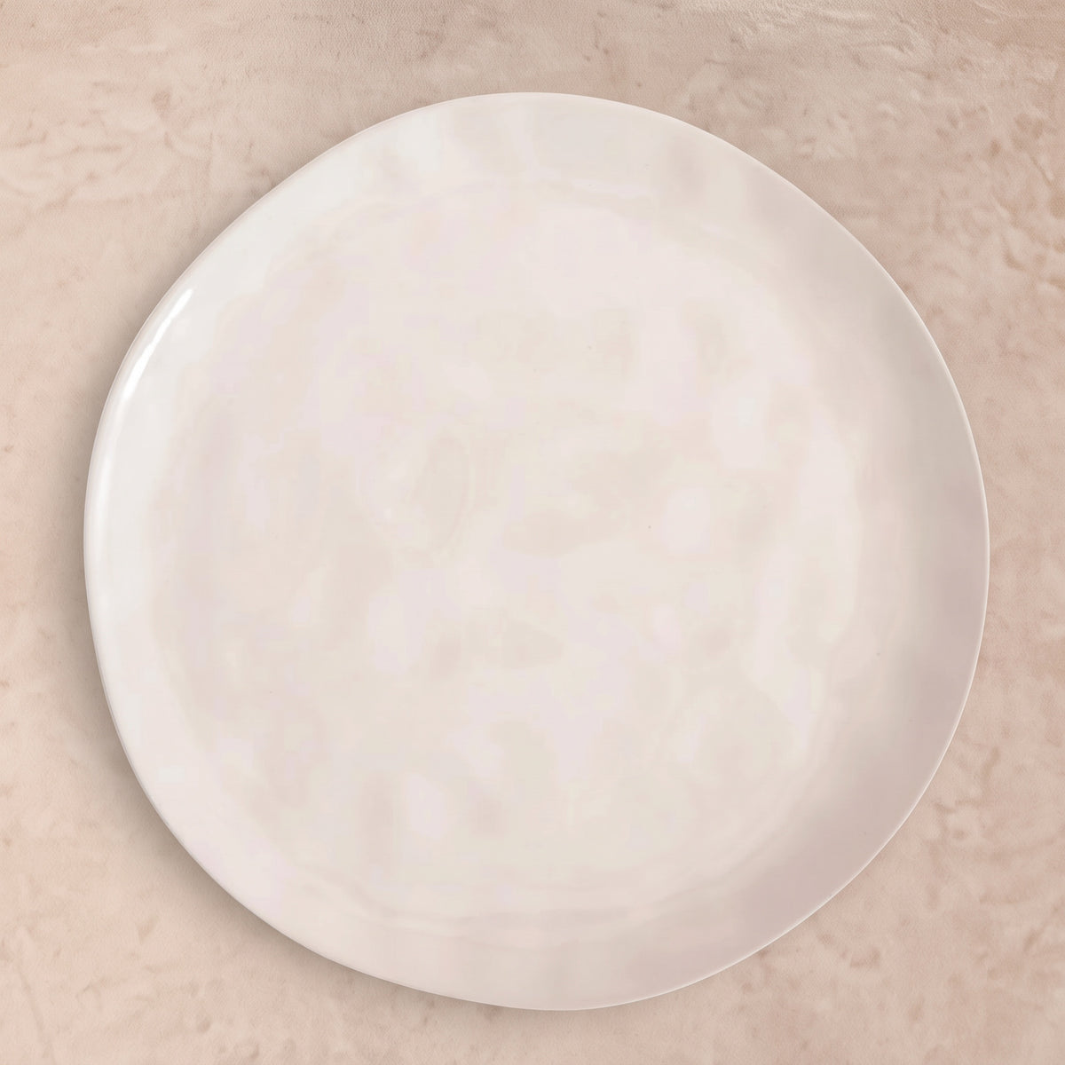Cosmos dinerbord op een beige stenen tafel, van bovenaf