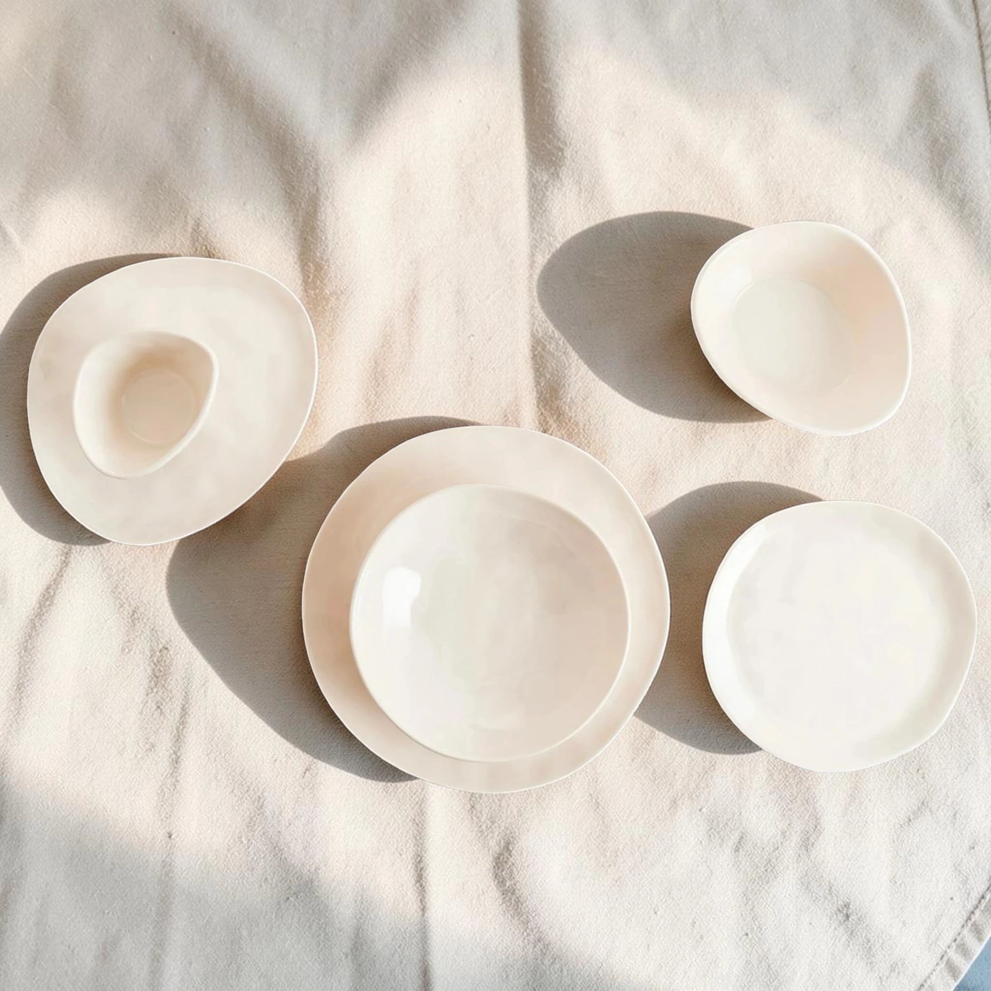Cosmos serviesset – handgevormd stoneware, organisch beige – sfeerbeeld