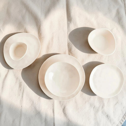 Cosmos serviesset – handgevormd stoneware, organisch beige – sfeerbeeld