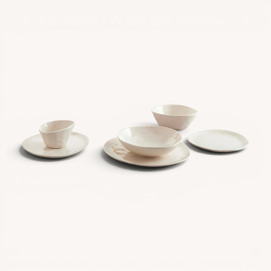 Cosmos serviesset – handgevormd stoneware, organisch beige