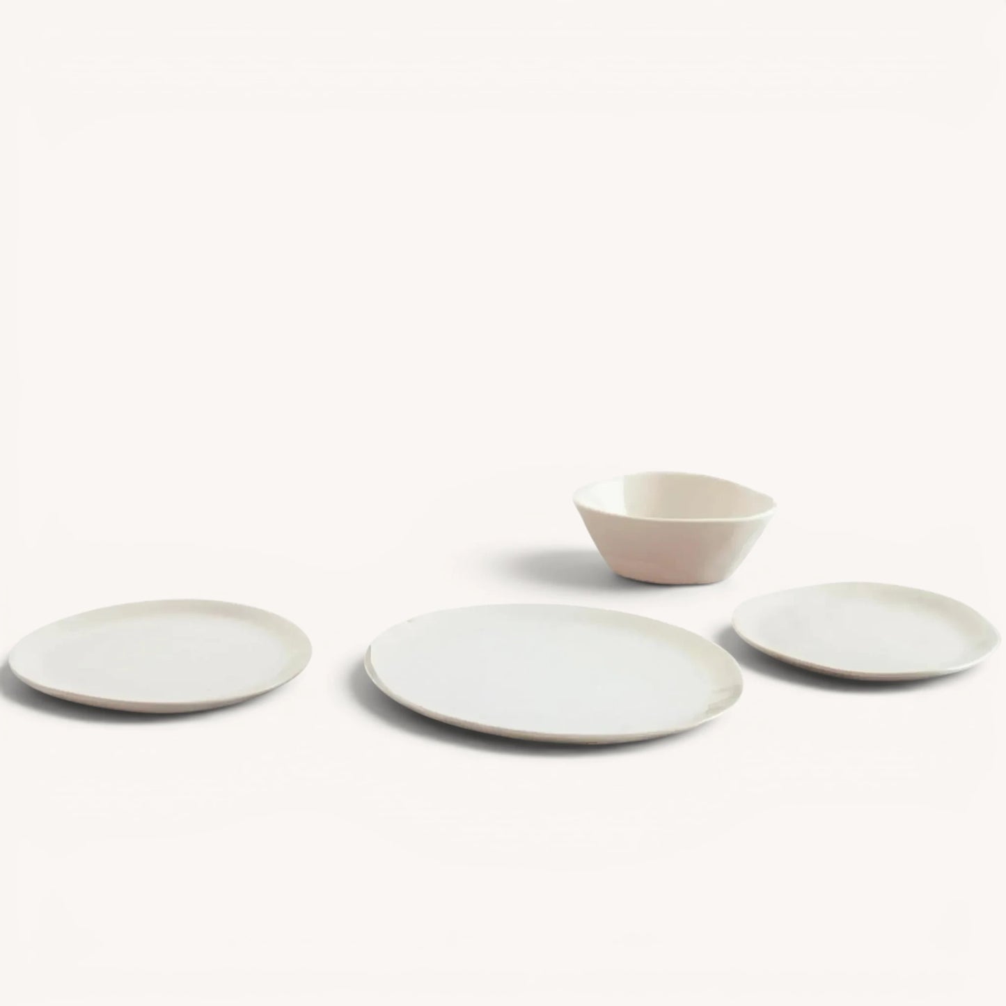 Cosmos serviesset – handgevormd stoneware, organisch beige – daily dining variant