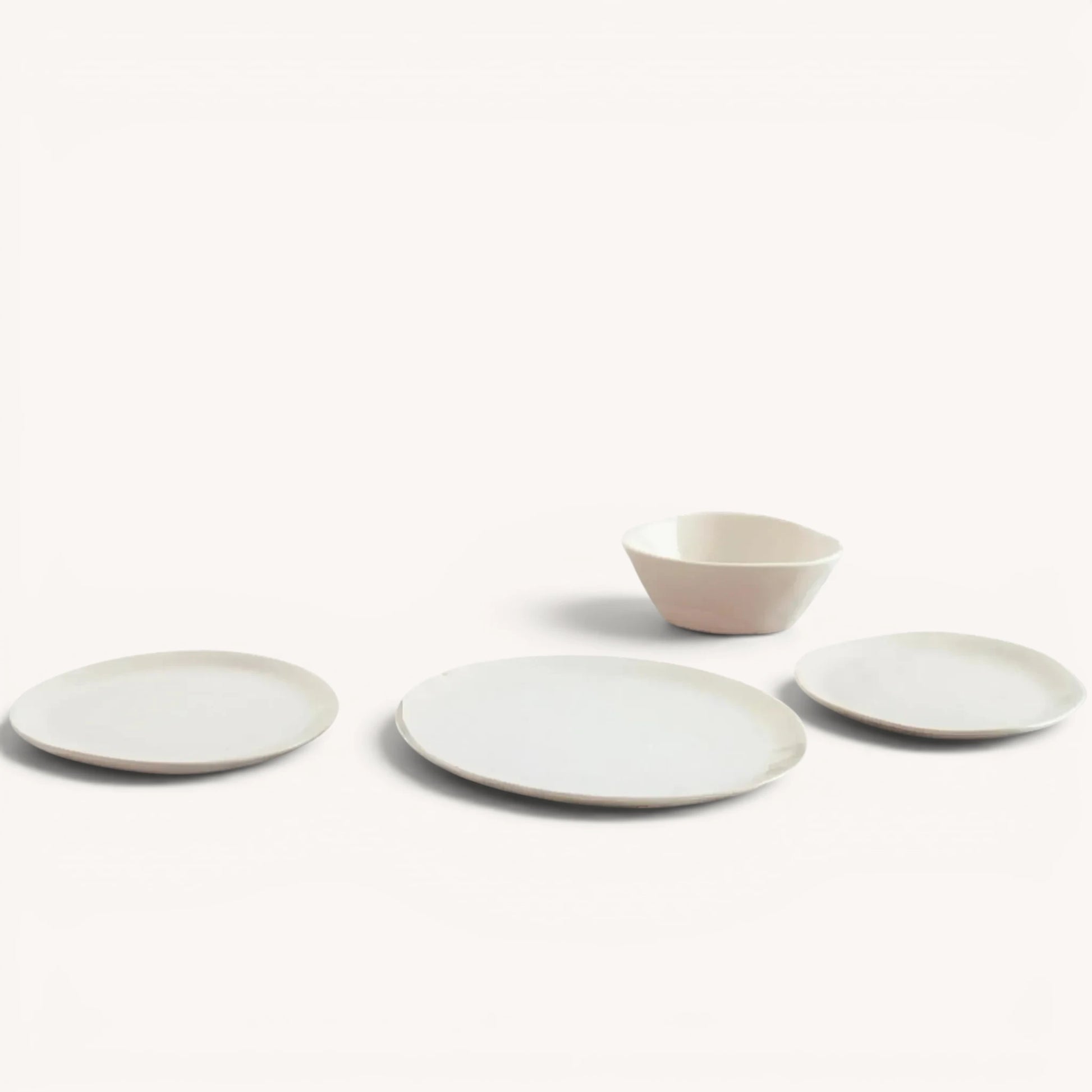 Cosmos serviesset – handgevormd stoneware, organisch beige – daily dining variant