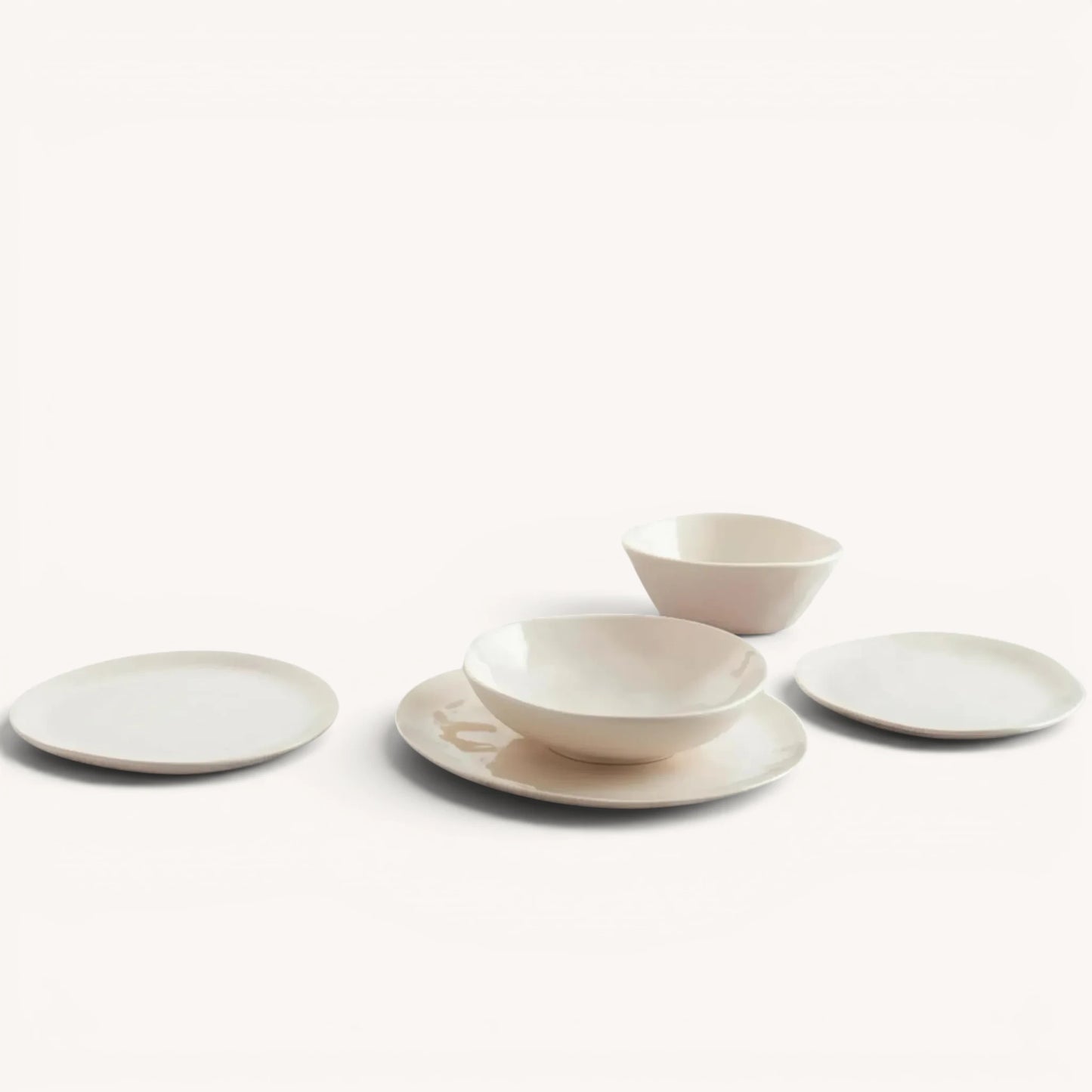 Cosmos serviesset – handgevormd stoneware, organisch beige – full experience variant