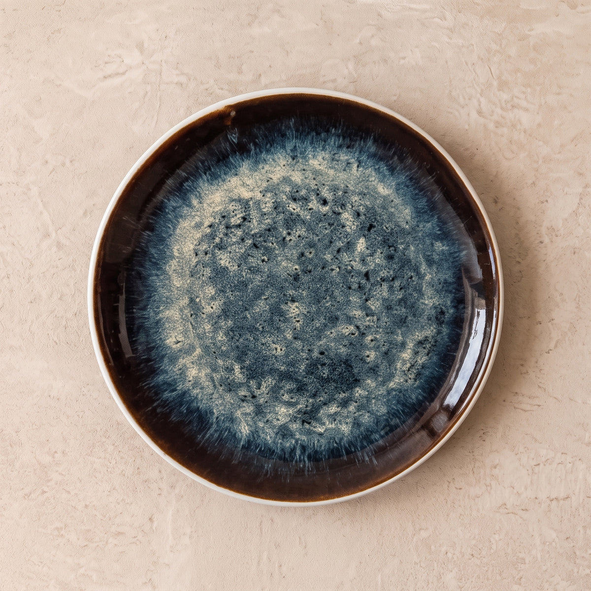Elite dessertbord op een beige stenen tafel, van bovenaf