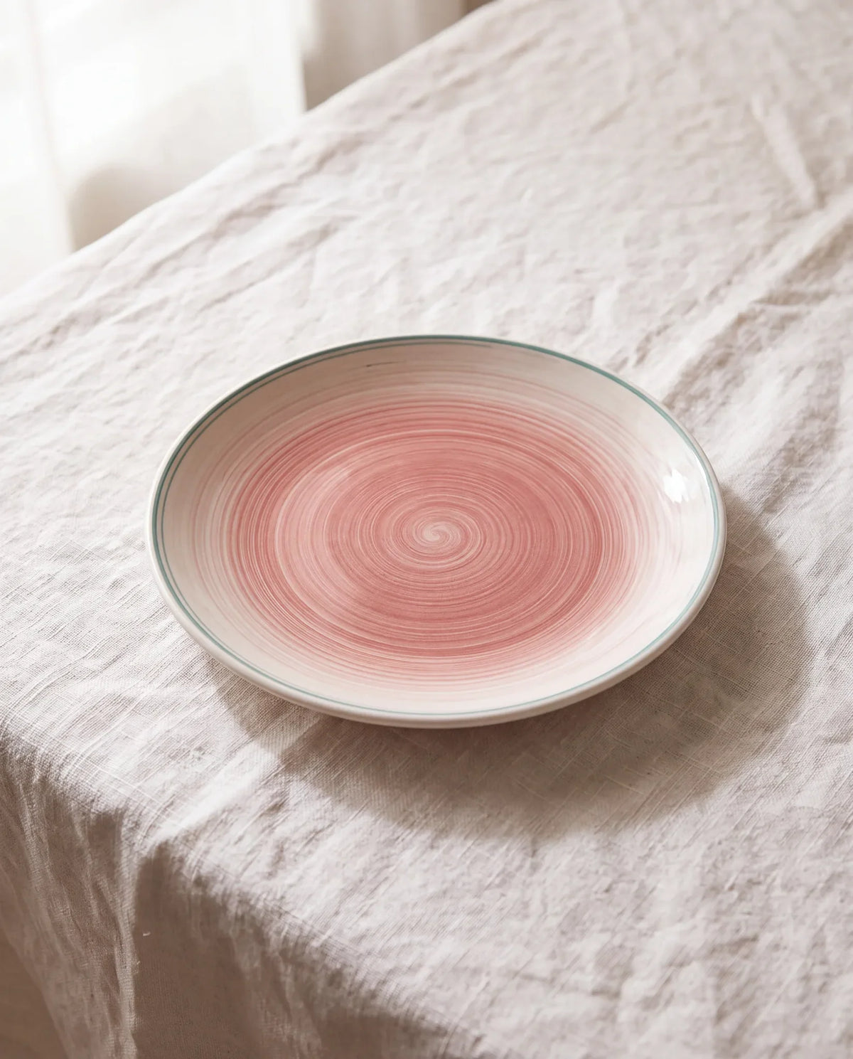 Velvet bord – handgeschilderde roze penseelspiraal op wit porselein met glans