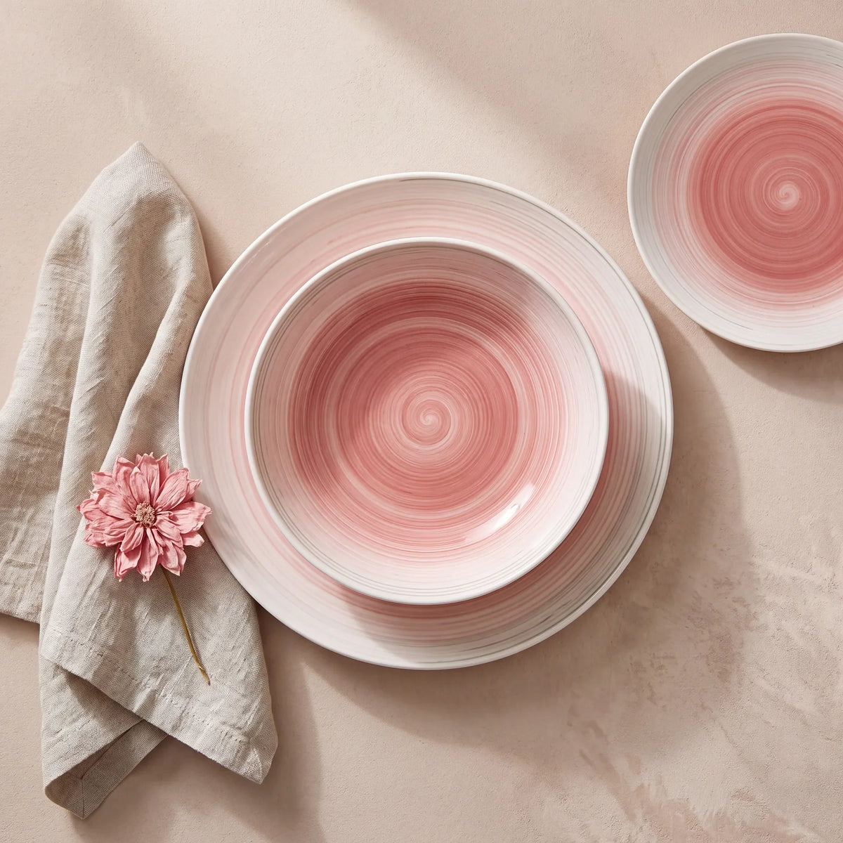 Velvet serviesset – drie handgeschilderde roze borden op roze plaster