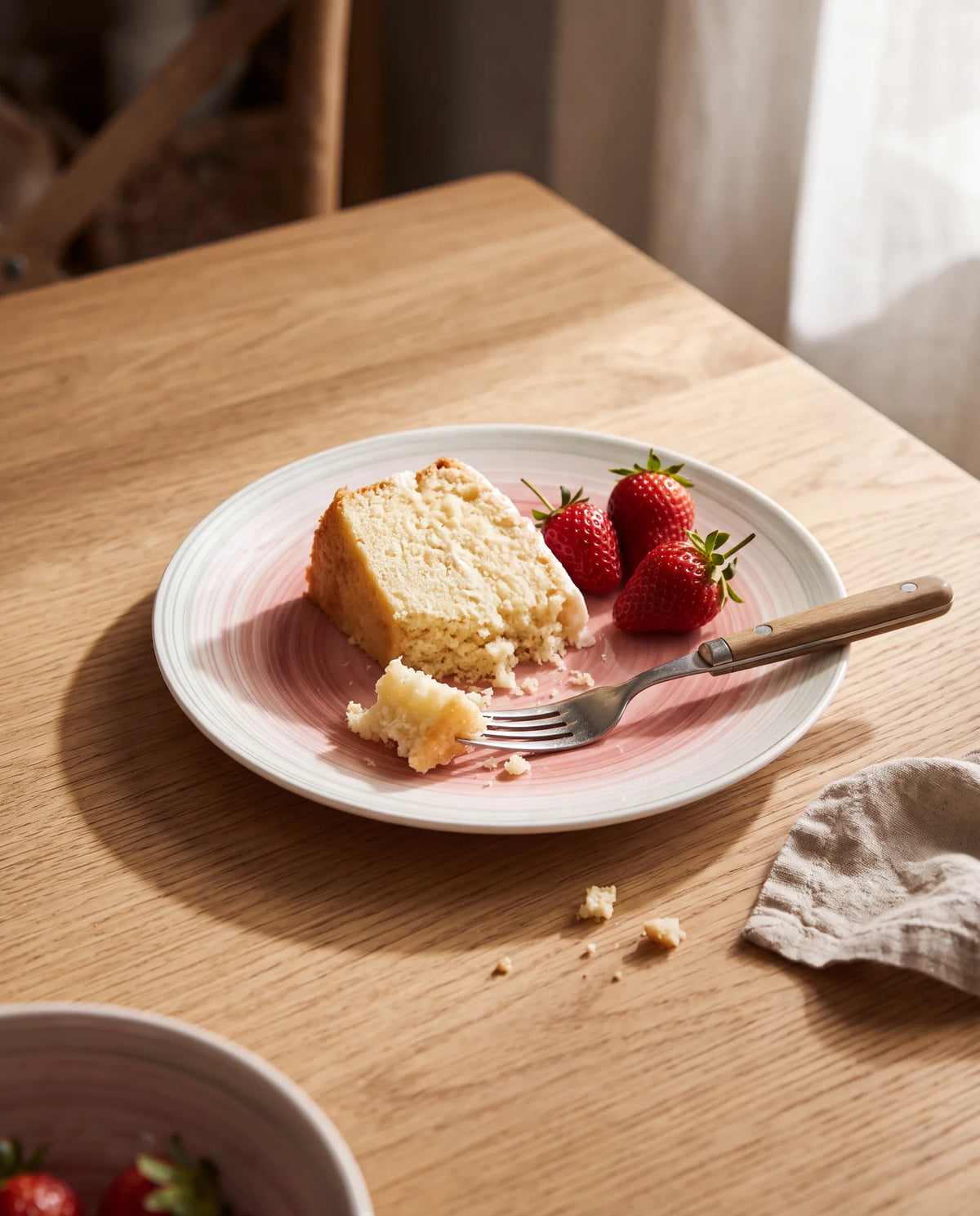 Velvet bord met een punt cake en aardbeien