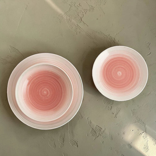 Velvet serviesset – handgeschilderd keramiek, rood en wit – sfeerbeeld