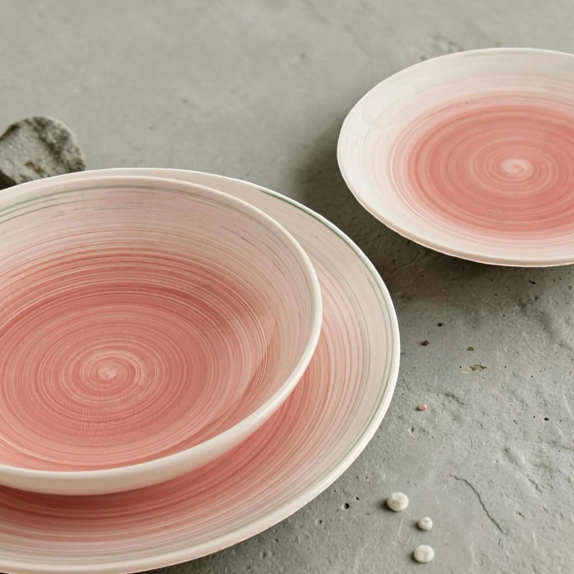 Velvet serviesset – handgeschilderd keramiek, rood en wit – sfeerbeeld 3