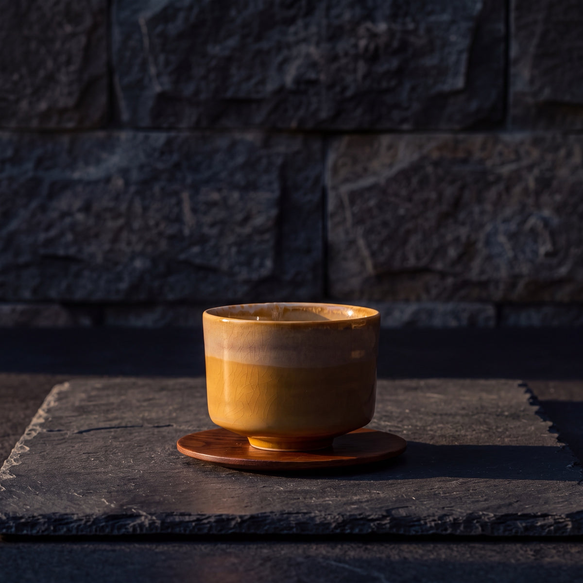 Caramel koffiekop op leisteen