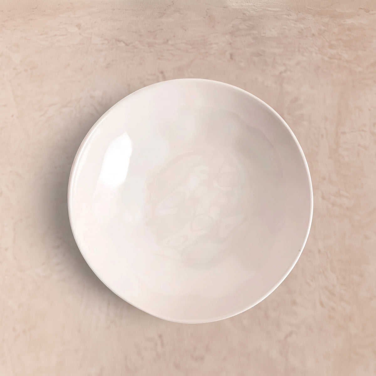 Cosmos diep bord op een beige stenen tafel, van bovenaf
