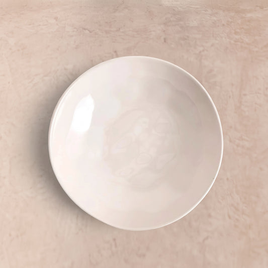 Cosmos diep bord op een beige stenen tafel, van bovenaf