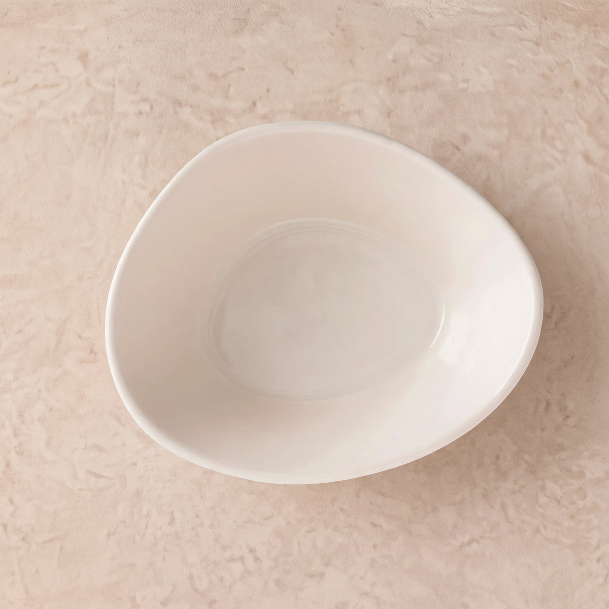 Cosmos kom op een beige stenen tafel, van bovenaf