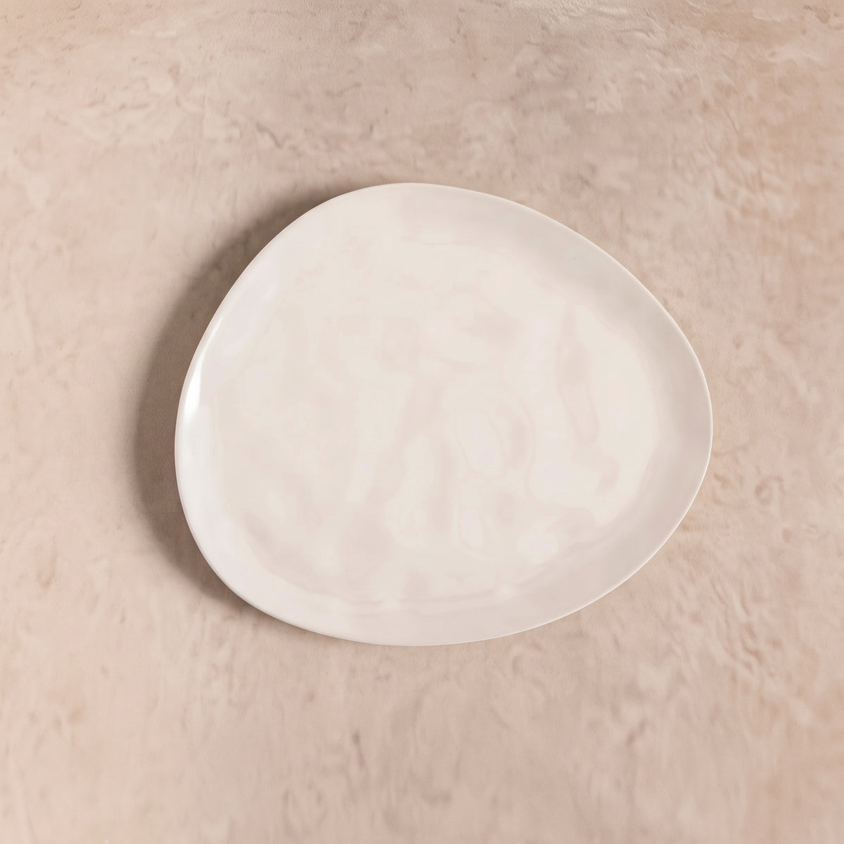 Cosmos ontbijtbord op een beige stenen tafel, van bovenaf
