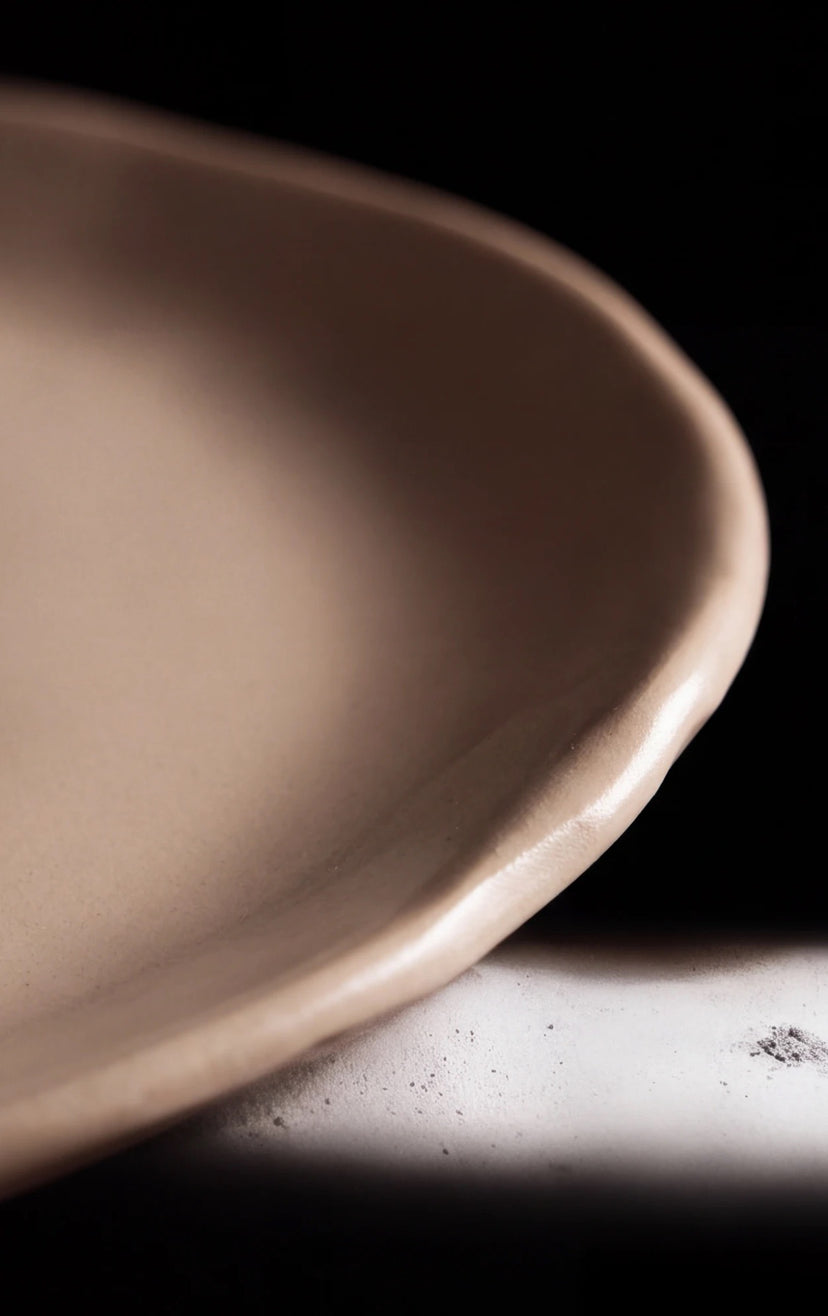 Gros plan sur le bord d'une assiette Cosmos