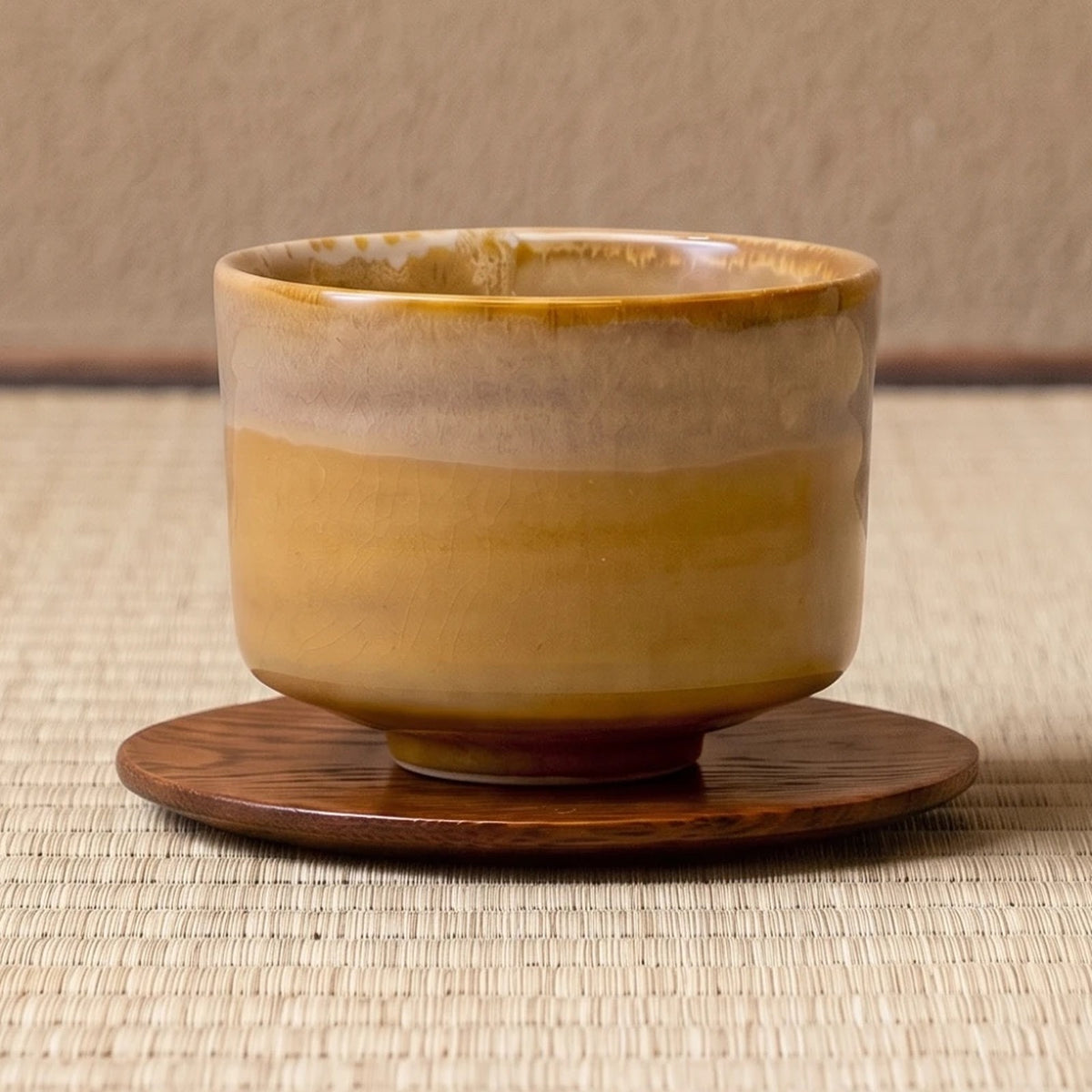 Caramel koffiekop op een houten onderzetter, op tatami