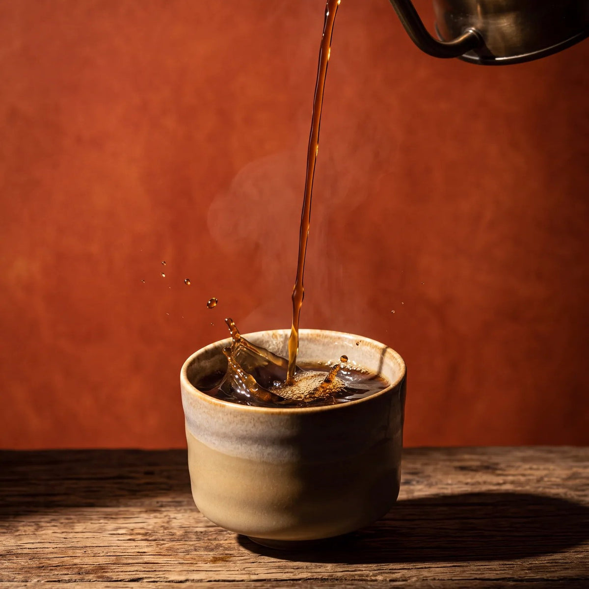Caramel koffiekop waar koffie in wordt geschonken, op een houten plank