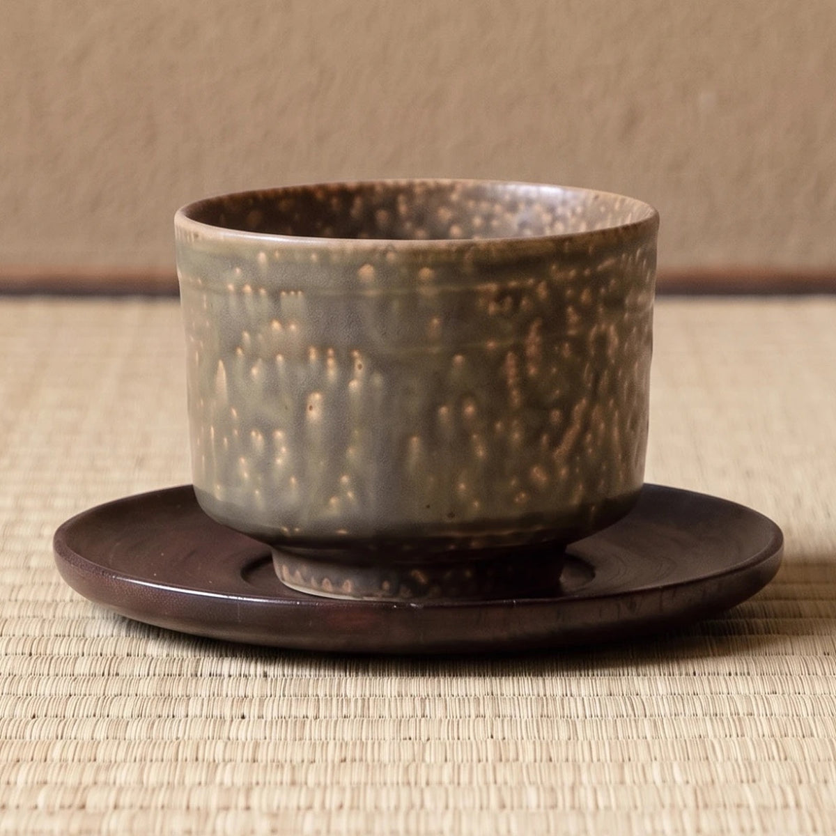 Cypress koffiekop op een houten onderzetter, op tatami