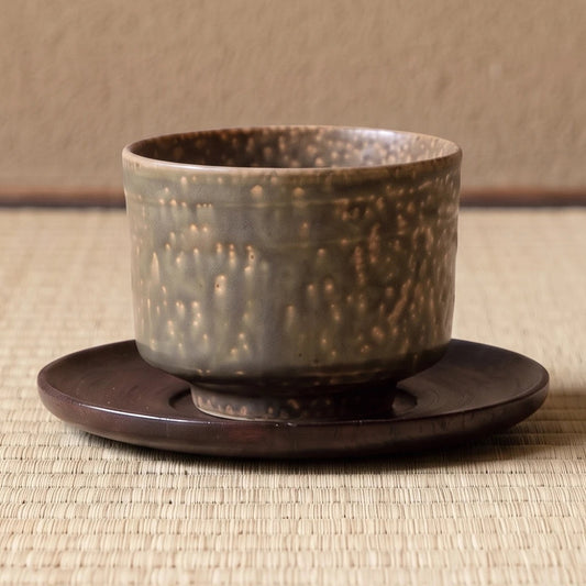 Cypress koffiekop op een houten onderzetter, op tatami