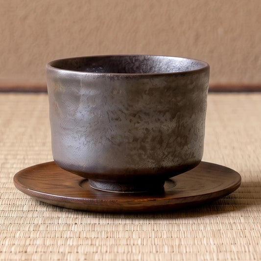 Eclipse koffiekop op een houten onderzetter, op tatami