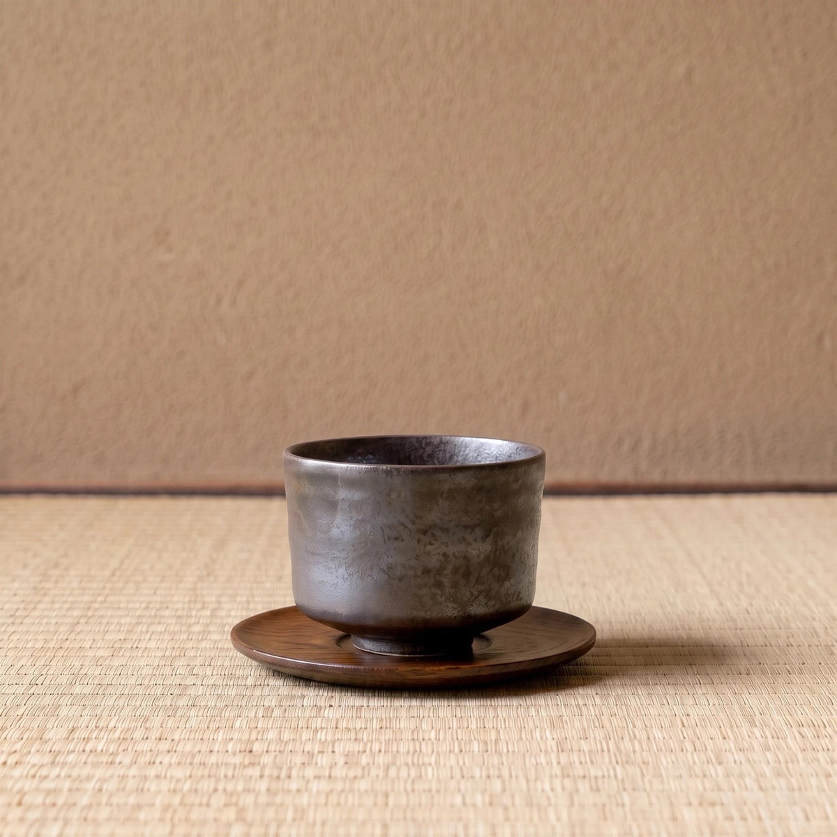 Eclipse koffiekop op een houten onderzetter, op tatami voor een leemwand