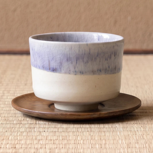 Winter Drift koffiekop op een houten onderzetter, op tatami