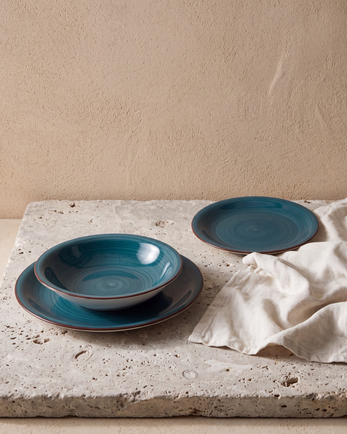 Zafiro servies in donkerblauw op kalksteen met linnen