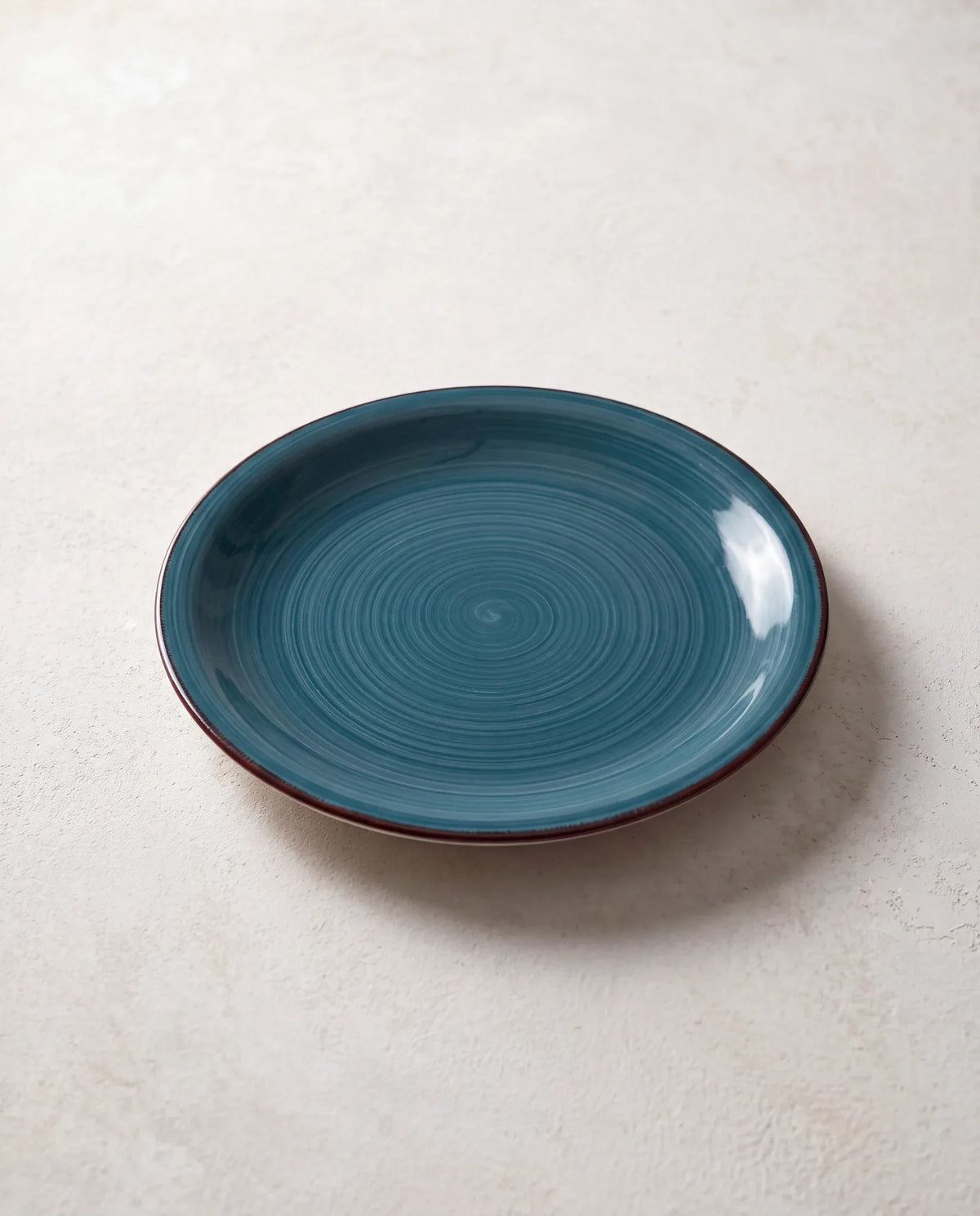 Zafiro bord – handgeschilderd oceaanblauw glazuur met natuurlijke terracotta rand